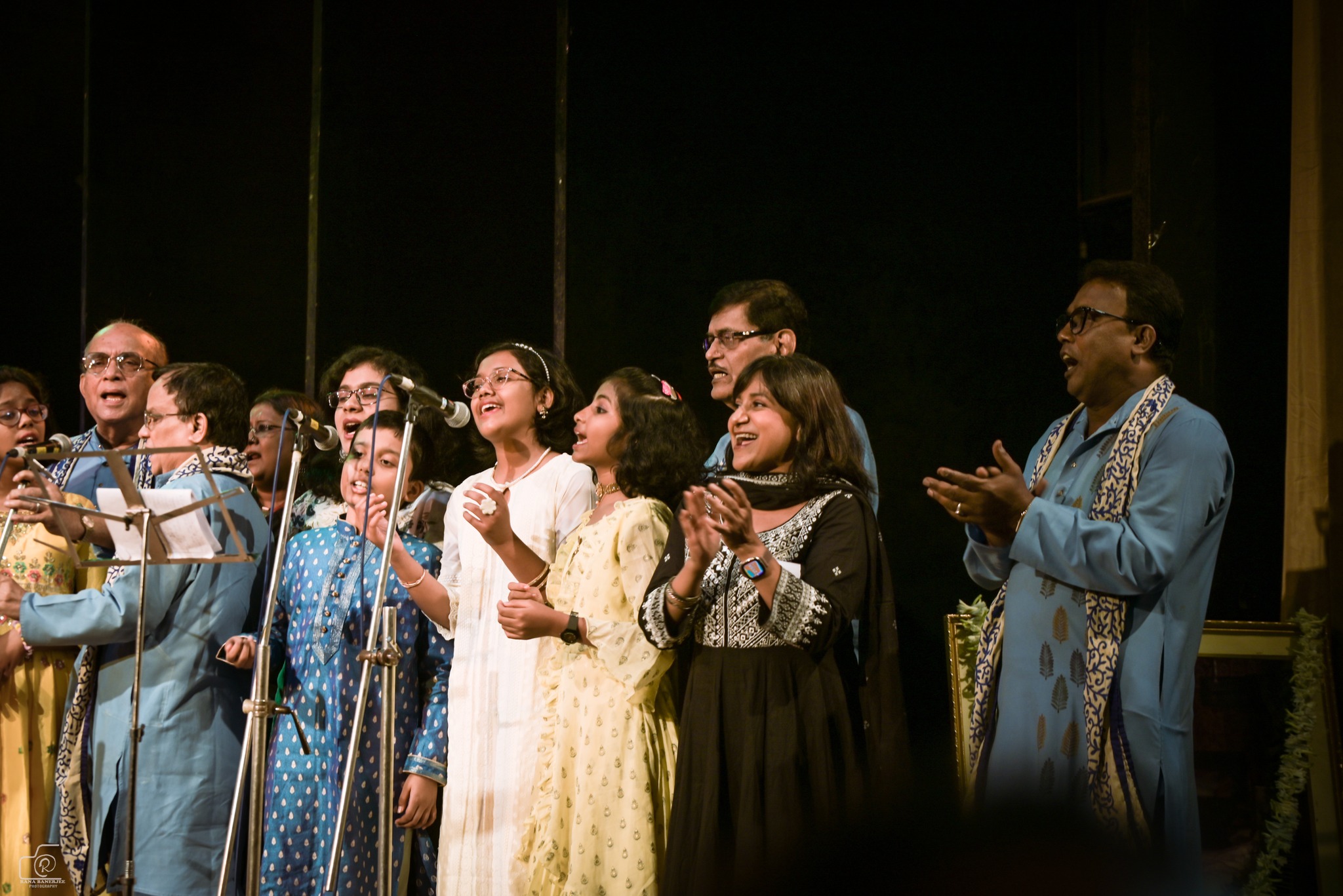 Children of Surodhwoni performing 'Dhitang Dhitang Bole' with Sanchari Chowdhury and Calcutta Choir